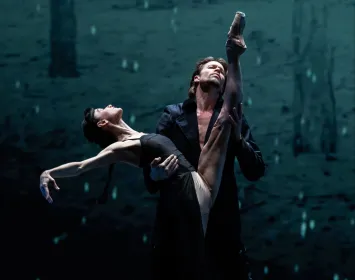 Dos bailarines danzan. 