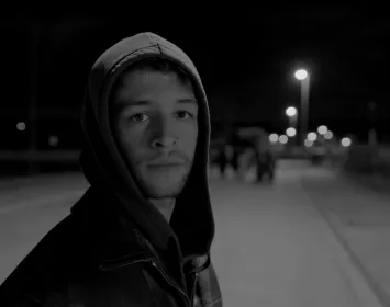 Un hombre mira a camara.
