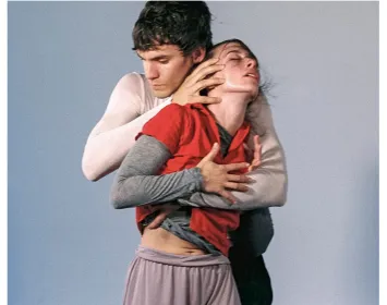 Hombre abrzando a mujer