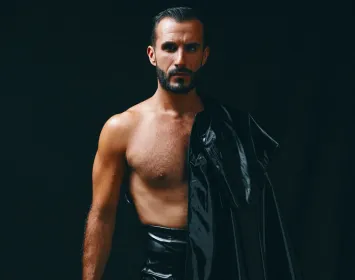 Rafael Ramírez mirando frontalmente a la cámara con semblante serio