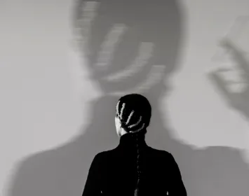 Rafaela Carrasco de espaldas mirando la proyección