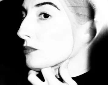 Lorena Nogal mirando de perfil