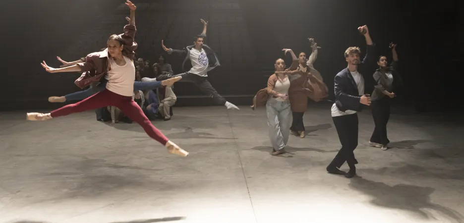 Bailarines danzan en el aire.