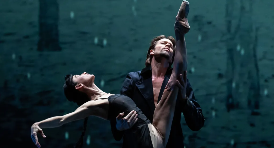 Dos bailarines danzan.