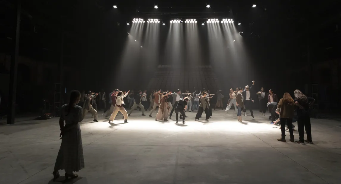 Un grupo de bailarines danzan en la nave 11