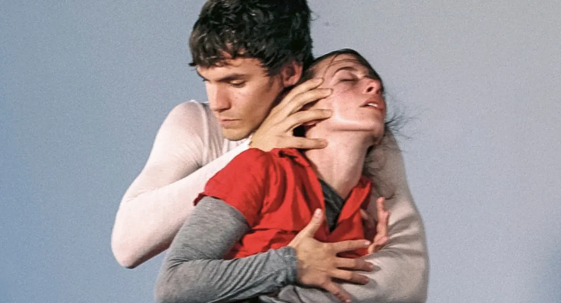 Hombre abrzando a mujer