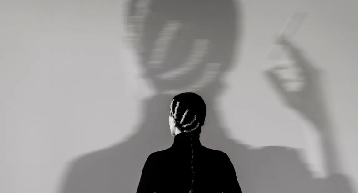 Rafaela Carrasco de espaldas mirando la proyección