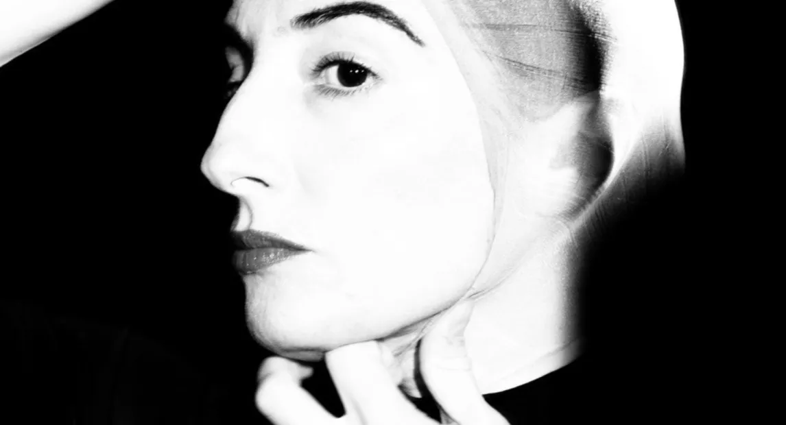 Lorena Nogal mirando de perfil