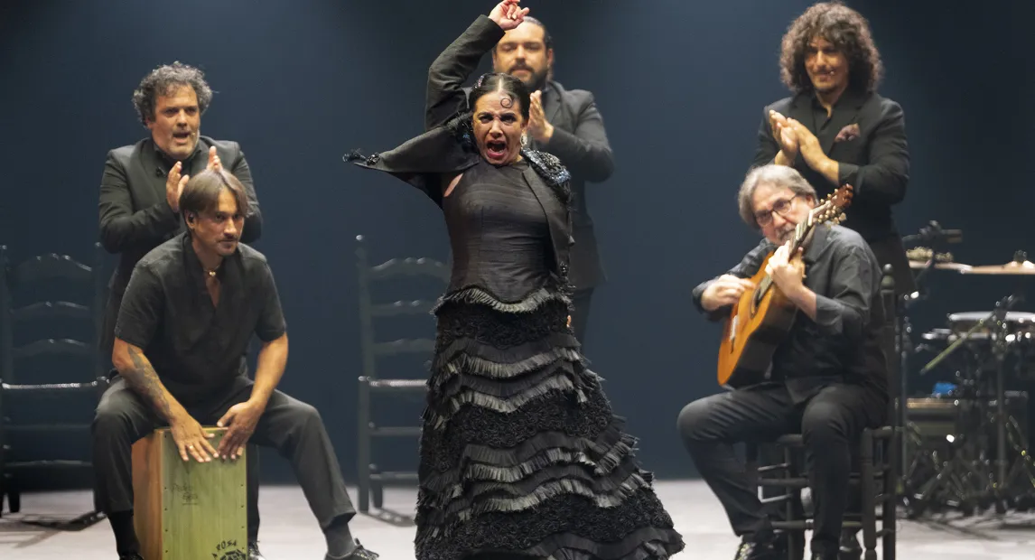 Una banda de flamenco representa su espectáculo.