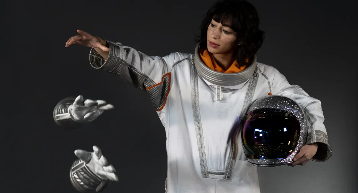 Una bailarina con traje de astronauta