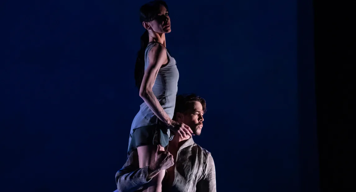 Dos bailarines danzan.