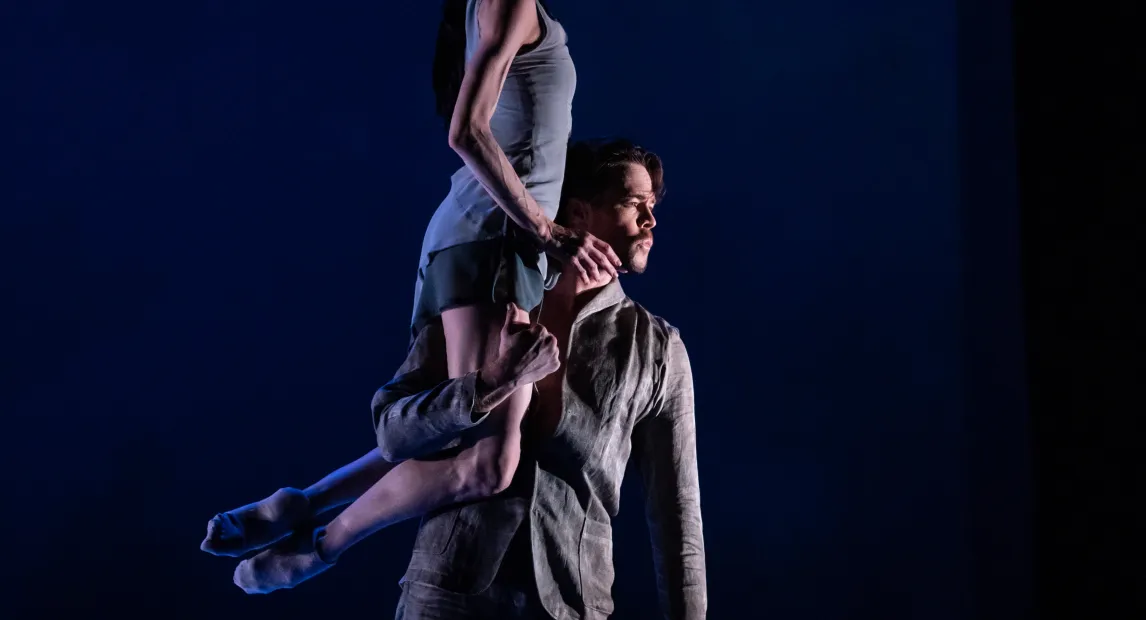Dos bailarines danzan.