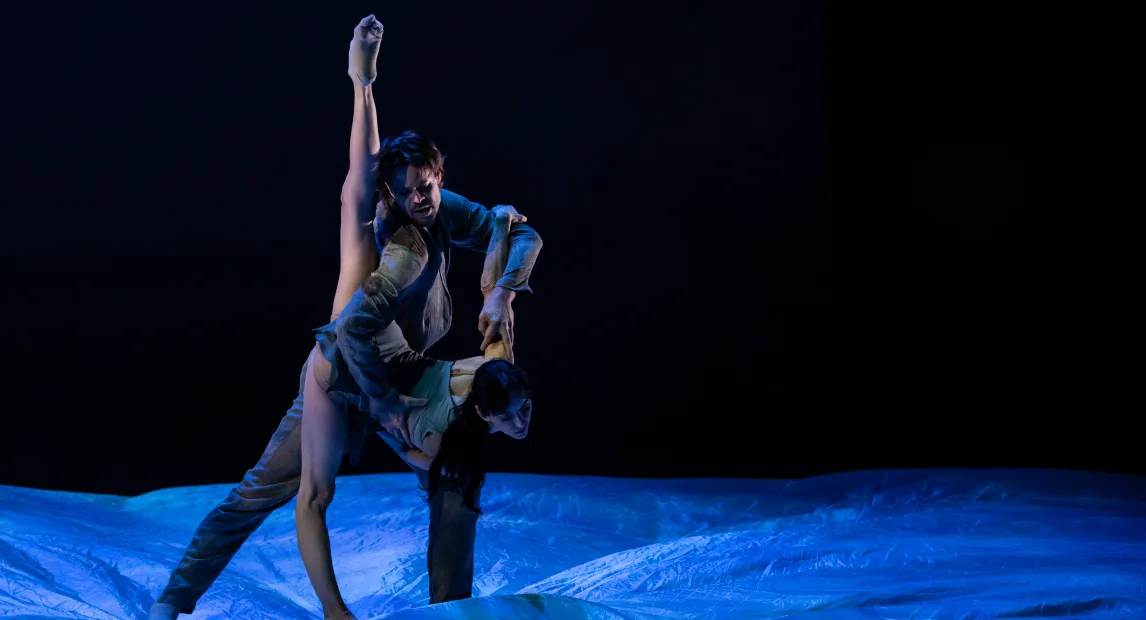 Dos bailarines danzan