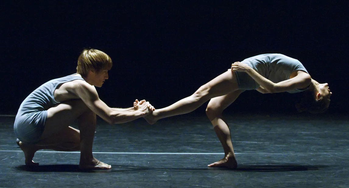 Dos bailarines danzan.