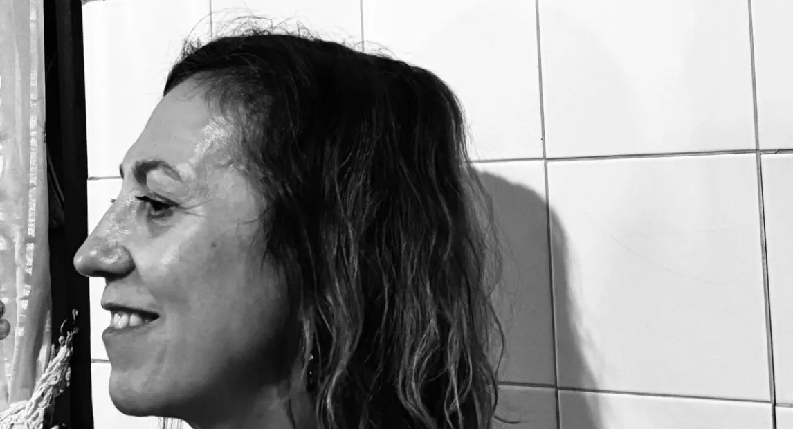 Una bailarina sonríe en lo que parece ser un baño.