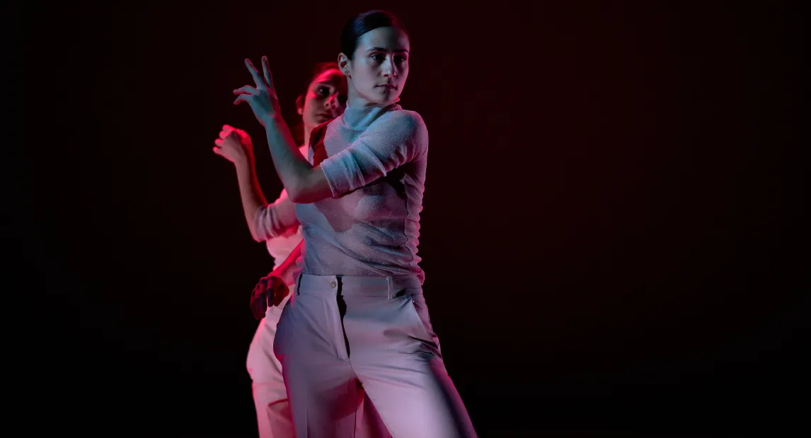Dos bailarines danzan.