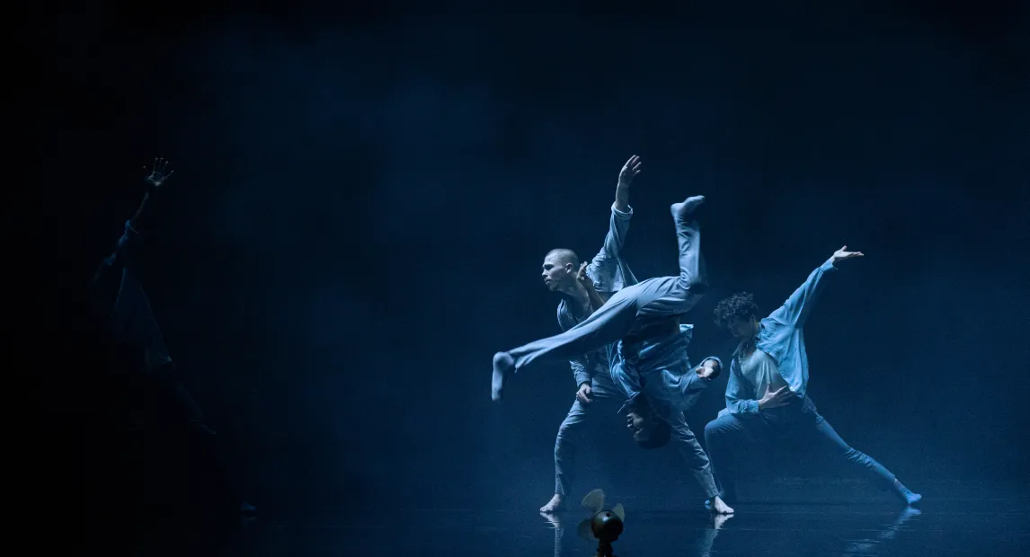 Tres bailarines danzan y hacen piruetas.