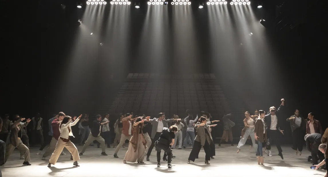 Un grupo de bailarines danzan en la nave 11