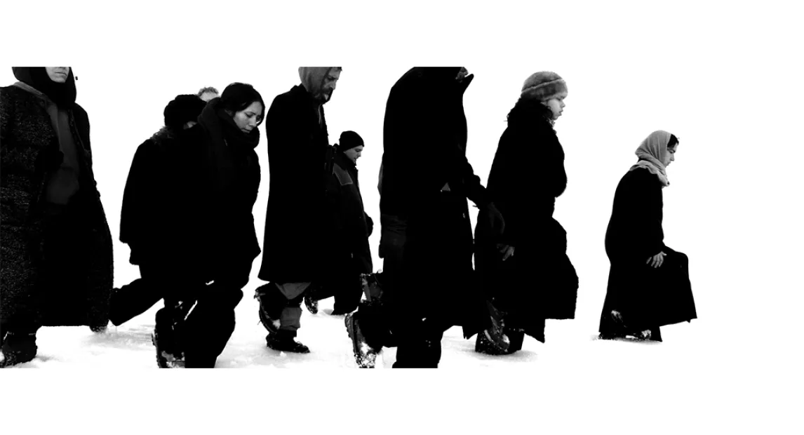 Grupo de personas sobre fondo blanco con abrigo oscuro andando en grupo hacía la derecha