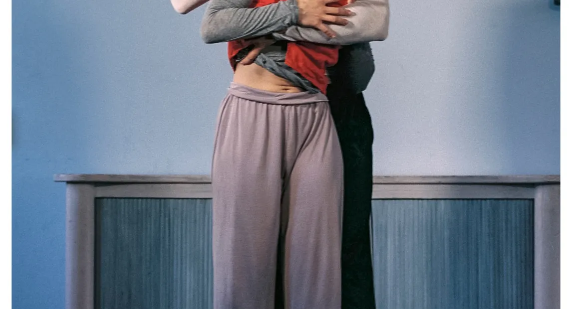 Hombre abranzando a chica