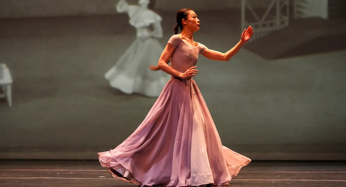 Xin Ying in Letter to Nobody by Xin Ying in collaboration with Mimi Yin; photo by Brian Pollock.