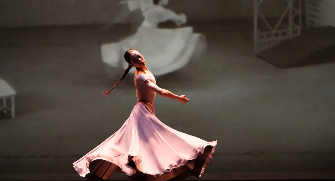 Xin Ying in Letter to Nobody by Xin Ying in collaboration with Mimi Yin; photo by Brian Pollock.