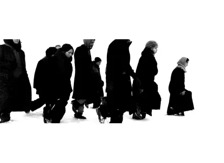 Grupo de personas sobre fondo blanco con abrigo oscuro andando en grupo hacía la derecha