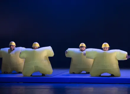 Cuatro personas con trajes hinchables