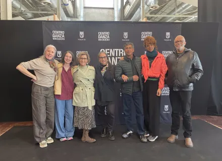 De derecha a izquierda: María Pagés, directora artística de Centro Danza Matadero; Aida Pérez Pérez, coordinadora de actividades educativas y culturales de la Compañía Nacional de Danza; Idoia Ruiz de Lara, directora artística de FETEN; Àngels Margarit, directora del Mercat de Les Flors; Enrique Cabrera, director artístico de Aracaladanza;  Lola Lara, directora artística del Festival Internacional Teatralia de la Comunidad de Madrid; y Omar Khan, periodista, crítico de danza y director de la revista SusyQ.