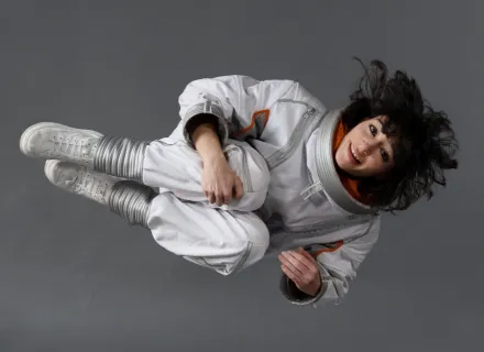 mujer astronauta mirando a cámara