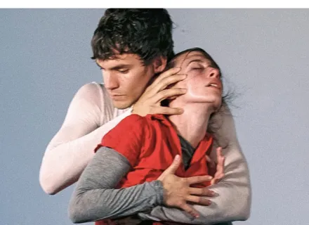 Hombre abrazando a mujer