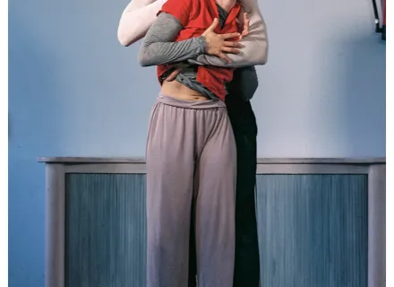 Hombre abranzando a chica