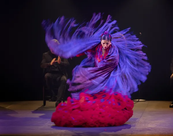 Una bailarina mueve su gran falda.