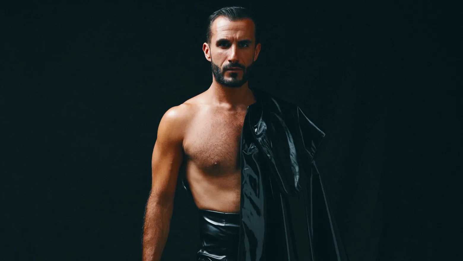 Rafael Ramírez mirando frontalmente a la cámara con semblante serio