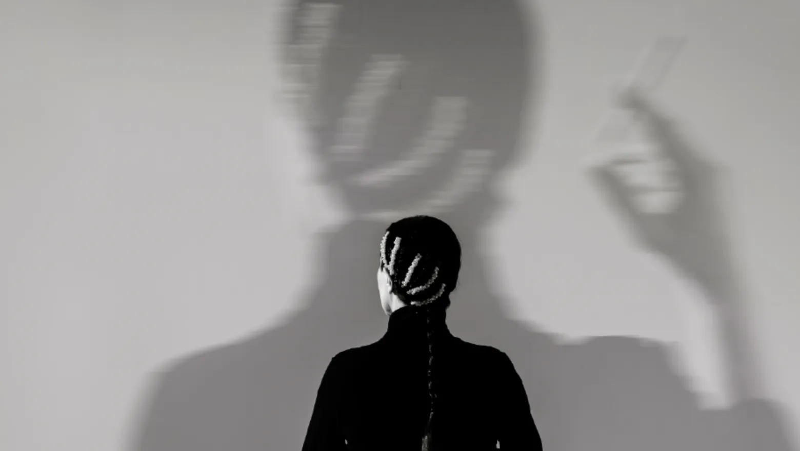 Rafaela Carrasco de espaldas mirando la proyección