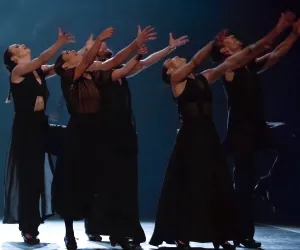 Angel Montalban Un grupo de bailarines danzan y tienen alzadas sus manos