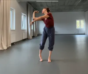 Jone San Martín. Una bailarina ensaya su presentación.
