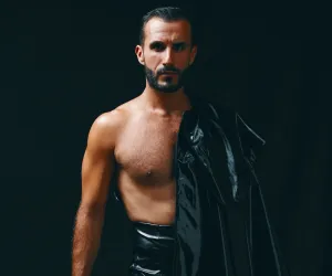 Rafael Ramírez mirando frontalmente a la cámara con semblante serio