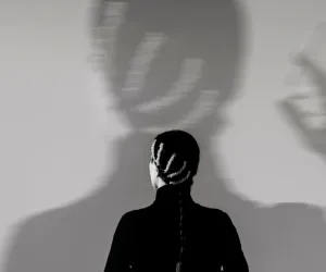 Rafaela Carrasco de espaldas mirando la proyección