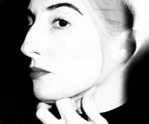 Lorena Nogal mirando de perfil