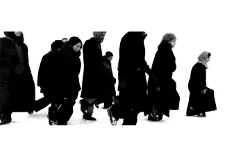 Grupo de personas sobre fondo blanco con abrigo oscuro andando en grupo hacía la derecha