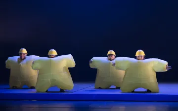 Cuatro personas con trajes hinchables