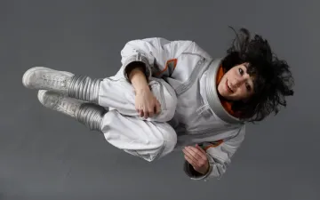 mujer astronauta mirando a cámara