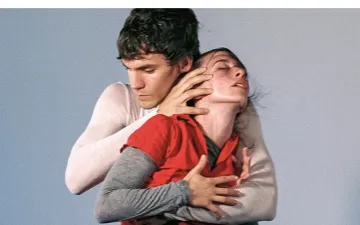 Hombre abrazando a mujer