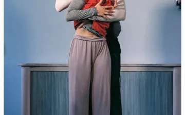 Hombre abranzando a chica