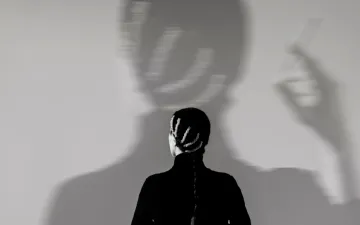 Rafaela Carrasco de espaldas mirando la proyección