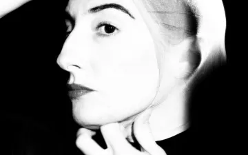 Lorena Nogal mirando de perfil