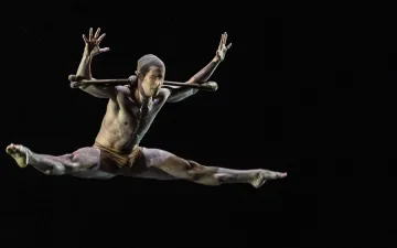 Xin Ying and Ethan Palma in Martha Graham’s Errand into the Maze; photo by Benoit Dochy